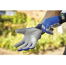 Personne en train de mettre des gants de travail
