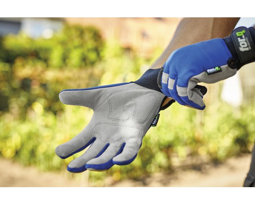 Personne en train de mettre des gants de travail