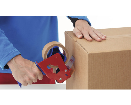 Eine Person verschließt einen Karton mit einem Klebebandabroller.