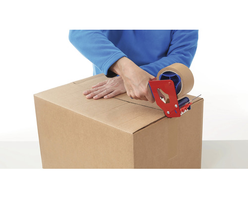 Eine Person verschliesst einen Karton mit einem Paketbandabroller.