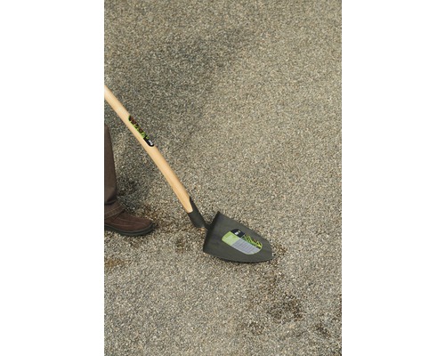 Bêche avec manche en bois sur gravier