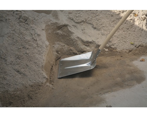 Schaufel im Sandhaufen