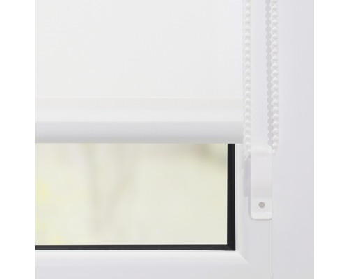 Weisses Rollo am Fenster