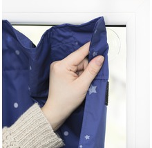 Blick auf ein Abdunklungsrollo mit Sternenmuster, das mit einem Saugnapf an einem Fenster befestigt wird.