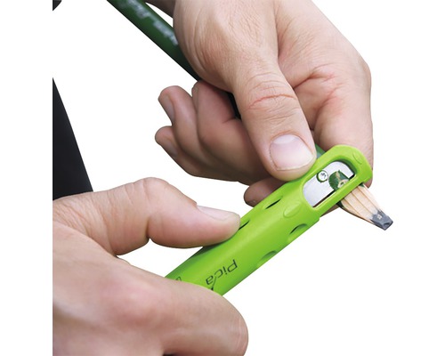 Des mains taillent un crayon avec un taille-crayon vert de la marque Pica