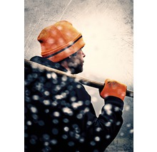 Homme avec bonnet, gants et pelle