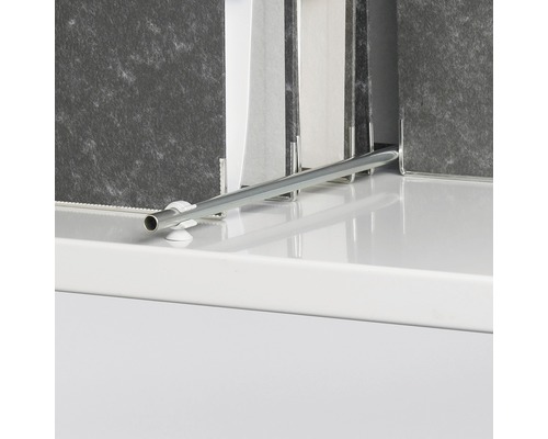 Vue détaillée d''un rayonnage à carreaux avec une barre métallique pour la présentation des carreaux