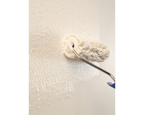 Fassadenfarbe wird mit einer Streichrolle aufgetragen.