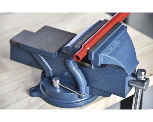 Schraubstock mit eingespanntem Werkstück aus Metall