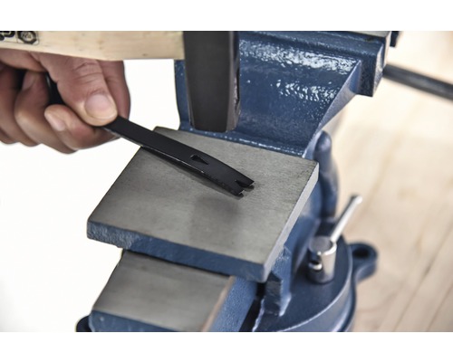 Schraubstock mit einem flachen Meißel zum Bearbeiten von Werkstücken