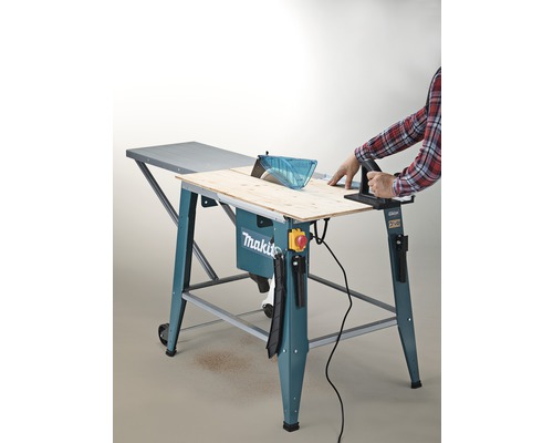 Scie circulaire de table Makita en utilisation avec une pièce en bois