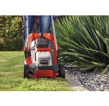 Einhell Rasenmäher im Einsatz im Garten.