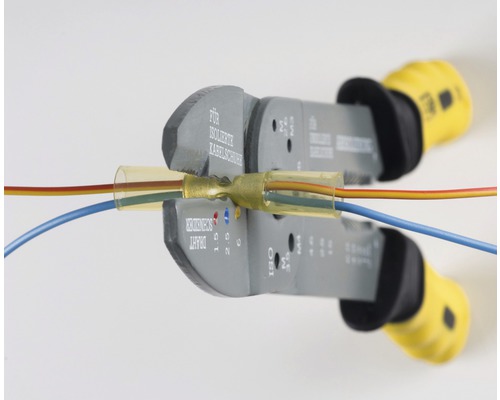 Aderendhülsenzange beim Verpressen von Aderendhülsen mit Kabeln