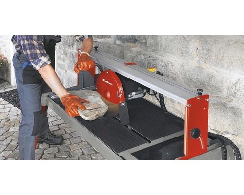 Coupe-carrelage en utilisation avec des travaux de pierre