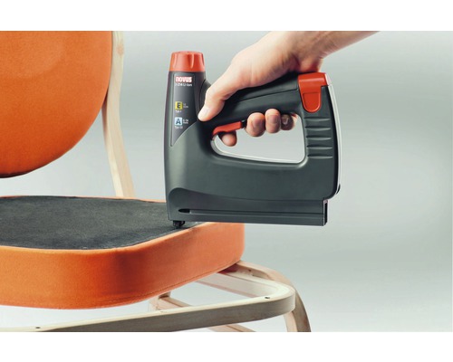 Novus J-214 Akku-Tacker im Einsatz beim Polstern eines Stuhls.