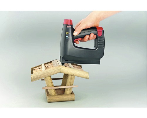 Novus Elektrotacker beim Befestigen von Holzteilen