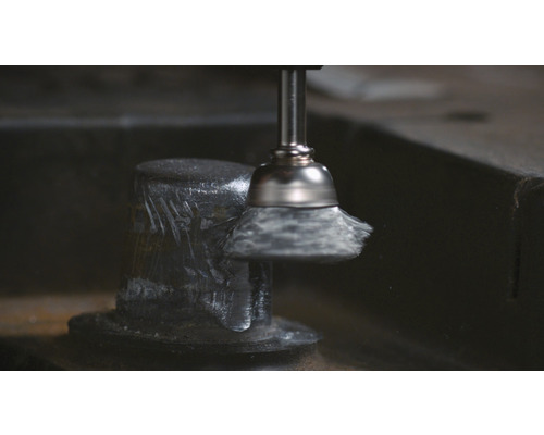 Embout de brosse métallique lors du travail des métaux