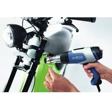 Pistolet à air chaud chauffant un câble sur une moto
