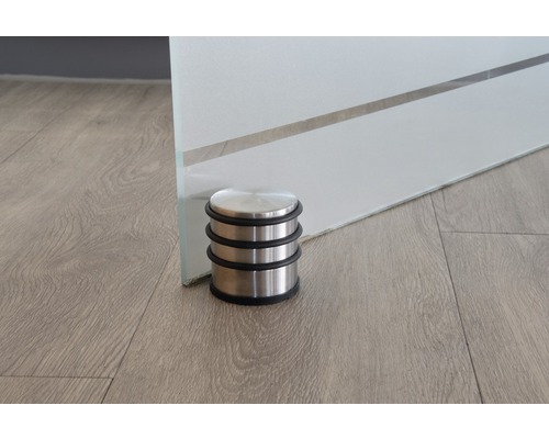 Türstopper aus Edelstahl vor einer Glastür