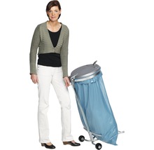 Femme poussant un support de sac avec des roues et un sac poubelle
