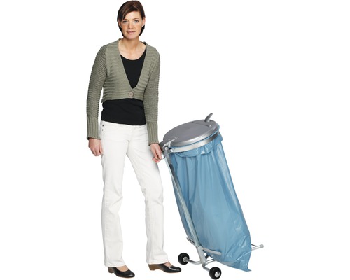 Femme poussant un support de sac avec des roues et un sac poubelle