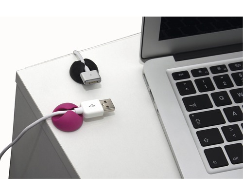 Laptop auf Schreibtisch mit Kabelhalter