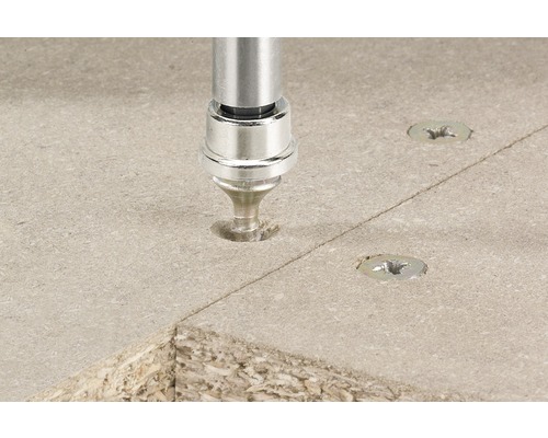 Holzplatte mit Schrauben, die mit einem Schraubendreher befestigt werden