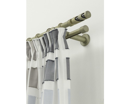 Doppelgardinenstange mit Vorhang an einer Wand