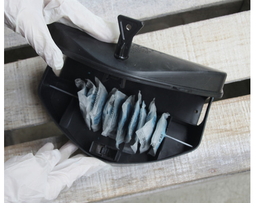 Geöffnete Köderbox mit Köderbeuteln zur Bekämpfung von Nagetieren