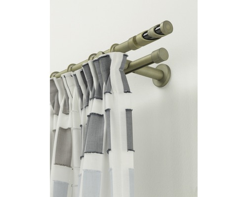 Double tringle à rideaux avec rideau pour la décoration des fenêtres.