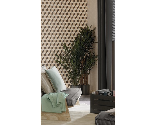 Wohnzimmer mit gemusterter Tapete, Pflanzen und Kissen