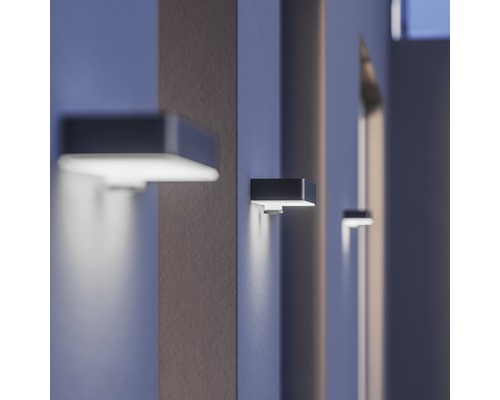 Mehrere moderne Wandleuchten an einer Wand