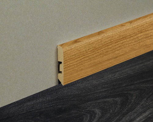 Plinthe en bois sur mur et sol