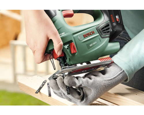 Scie sauteuse Bosch PST 18 LI coupant du bois