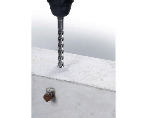 Bohrmaschine bohrt Loch in Betonblock