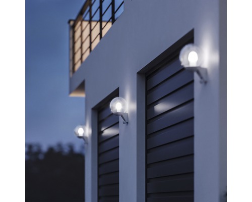 Façade de maison avec plusieurs lampes d''extérieur rondes