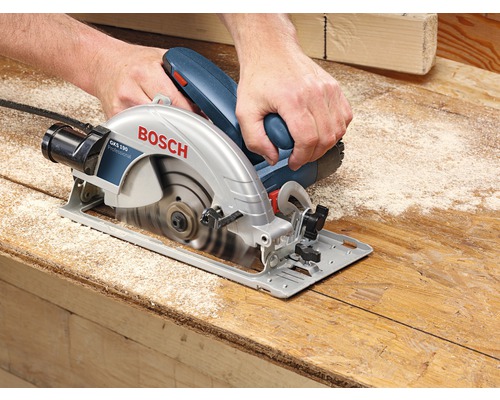 Scie circulaire Bosch en cours d''utilisation sur une surface en bois
