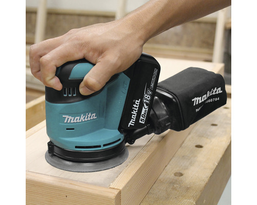 Makita Akku-Exzenterschleifer im Einsatz auf Holz