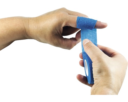 Eine Person wickelt einen Finger mit einem selbsthaftenden elastischen Fixierband.