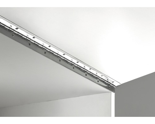 Langes Scharnier aus Metall an einer weißen Oberfläche