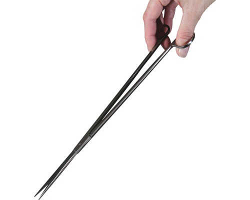 Une main tient une pince