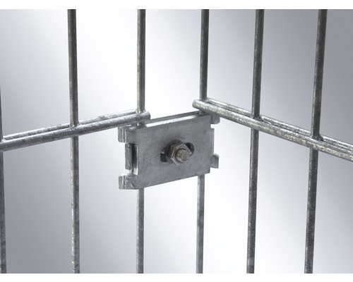 Detailaufnahme einer Gittermatte, die mit einer Halteklammer und einer Schraube befestigt ist