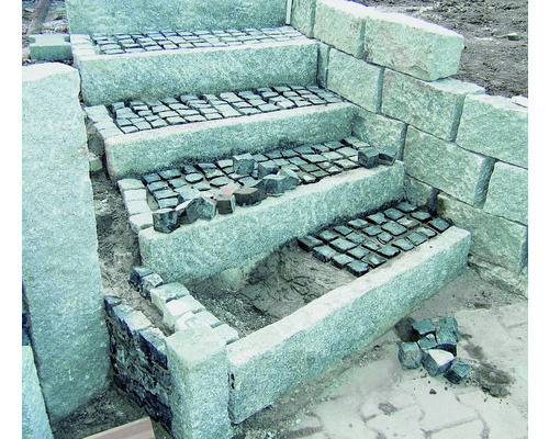 Treppenanlage aus Stein mit Pflastersteinen