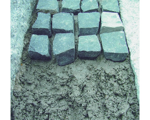 Pflastersteine werden auf einem Untergrund verlegt