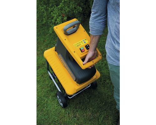 Broyeur de jardin avec poignée et roues en cours d''utilisation