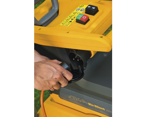 Branchement d''un câble d''alimentation sur un broyeur de jardin Stiga