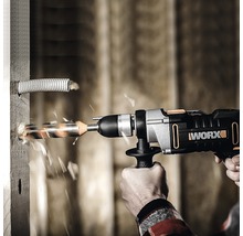 Perceuse sans fil perçant un trou dans un mur en bois
