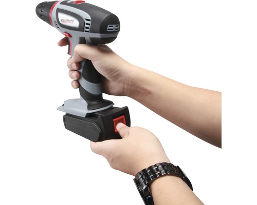 Akku-Bohrschrauber in der Hand einer Person