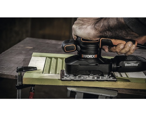 Logo WORX. Une main ponce du bois avec une ponceuse excentrique WORX.