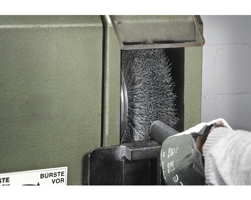 Machine à brosse métallique en cours d''utilisation pour le travail des métaux